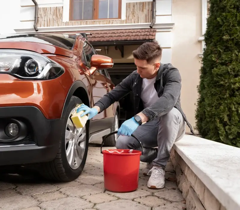 Lavage auto à domicile Leuc : professionnel intervenant sur un véhicule